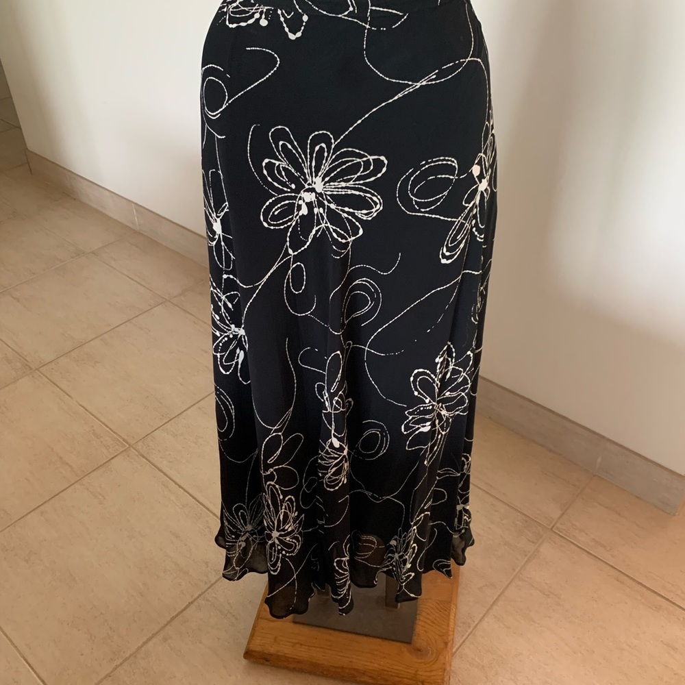Skirt fully lined Black and white